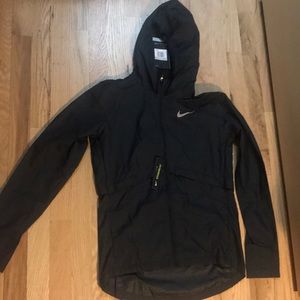 BRAND NEW Nike Essential Packable Rain Jacket